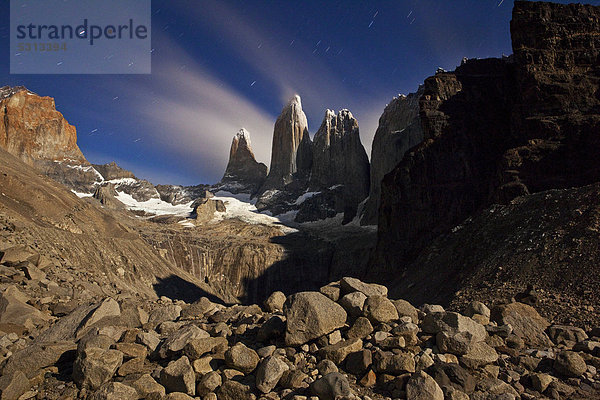 Mondlicht über dem Torres del Paine  Torres des Paine Nationalpark  Patagonien  Chile  Südamerika