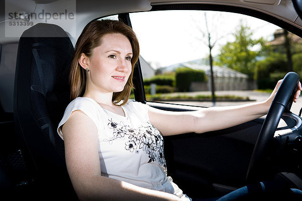 Junge Frau beim Autofahren