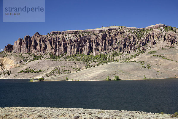 Die Dillon Pinnacles und der Blue Mesa Reservoir Stausee im Curecanti National Recreation Area Naherholungsgebiet  der Blue Mesa Reservoir Stausee wurde durch einen Staudamm am Gunnison River geschaffen  die Dillon Pinnacles sind vulkanischen Ursprungs  Sapinero  Colorado  USA