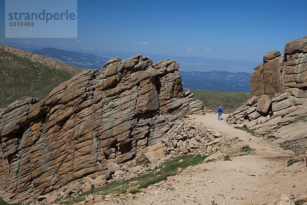 Wanderin Susan Newell  62  auf einem Wanderweg in der Nähe des Pikes Peak Gipfels  Colorado Springs  Colorado  USA