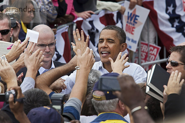 Präsident Barack Obama begrüßt Anhänger nach einer Rede auf einer Labor-Day Veranstaltung  Detroit  Michigan  USA