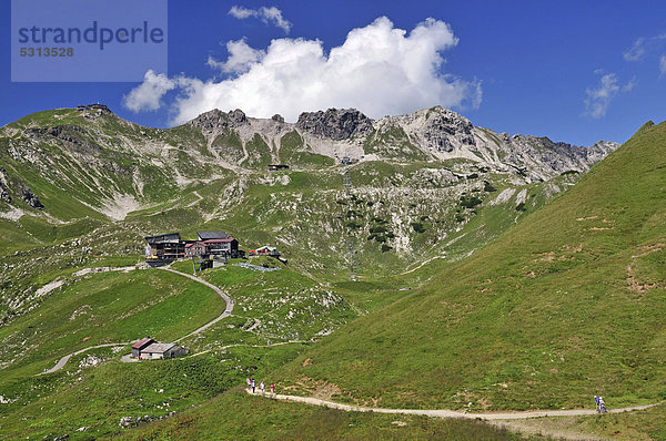 Bergstation Höfatsblick  dahinter Nebelhorn und Hindelanger Klettersteig  Allgäuer Alpen  Allgäu  Bayern  Deutschland  Europa  ÖffentlicherGrund