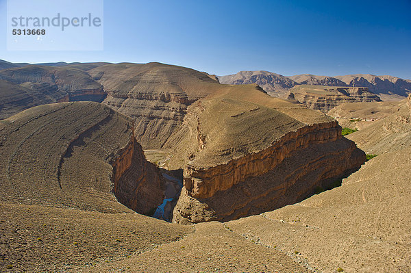 Canyonartiges Flusstal des Dades  Schichtstufenlandschaft  oberes Dadestal  Hoher Atlas  Marokko  Afrika