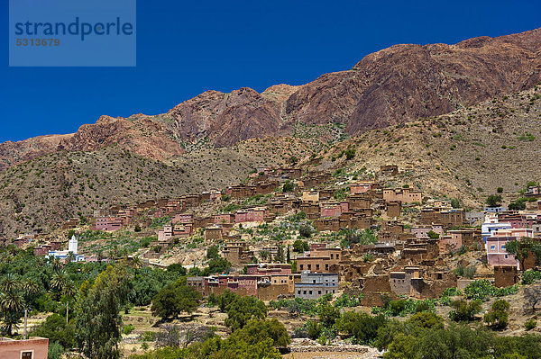 Landschaftlich schön landschaftlich reizvoll Berg Hügel Dorf typisch Afrika Marokko Moschee