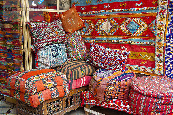 Angebot Tradition Produktion Ostasien bunt Kopfkissen Teppichboden Teppich Teppiche verkaufen Marrakesch Souk Afrika Marokko alt Webstoff