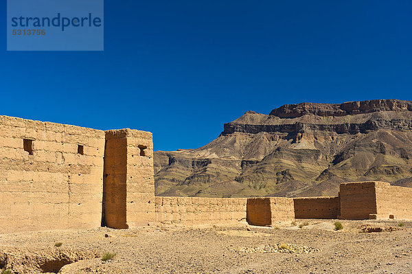 Kasbah Taouirt  Lehmburg  Wohnburg der Berber  Tighremt  Djebel Kissane dahinter  Draa-Tal  Südmarokko  Marokko  Afrika