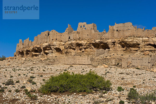 Überreste  Ruinen eines verlassenen Dorfes  Ksar Meski auf einer Felsklippe  Ziz-Tal  Südmarokko  Marokko  Afrika