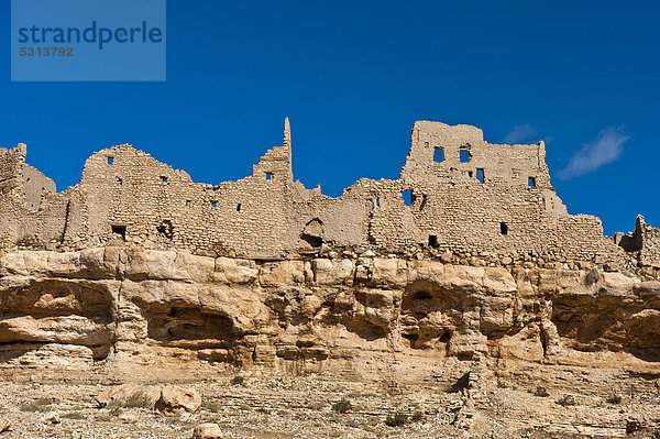 Überreste  Ruinen eines verlassenen Dorfes  Ksar Meski auf einer Felsklippe  Ziz-Tal  Südmarokko  Marokko  Afrika