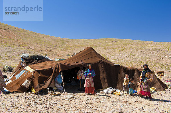 Frauen und Kinder stehen vor ihrem Nomadenzelt  Antiatlas  Südmarokko  Marokko  Afrika