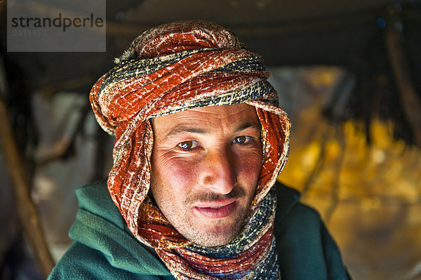 Nomade  Berber mit Turban  Porträt  Antiatlas Südmarokko  Marokko  Afrika
