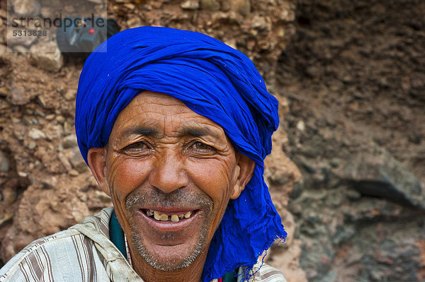 Porträt  älterer freundlicher Mann mit blauem Turban  Höhlennomaden  Berber  Dades-Tal  Hoher Atlas  Südmarokko  Marokko  Afrika