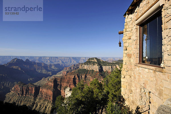 Vereinigte Staaten von Amerika  USA  Ehrfurcht  Lodge  Landhaus  Arizona  Ansicht  Grand Canyon Nationalpark  Terrasse  Schlucht  North Rim