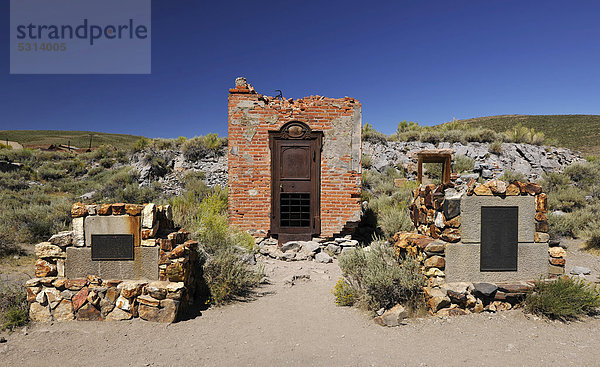 Fundamente und Tresorraum der Bodie Bank  Bankruine  Geisterstadt Bodie  ehemalige Goldgräbersiedlung  Bodie State Historic Park  Kalifornien  Vereinigte Staaten von Amerika  USA