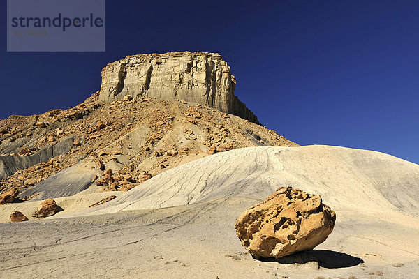 Badlands  erodierte  farbige Felsen an der Smoky Mountain Road zum Alstrom Point  Bigwater  Glen Canyon National Recreation Area  Arizona  Utah  Vereinigte Staaten von Amerika  USA