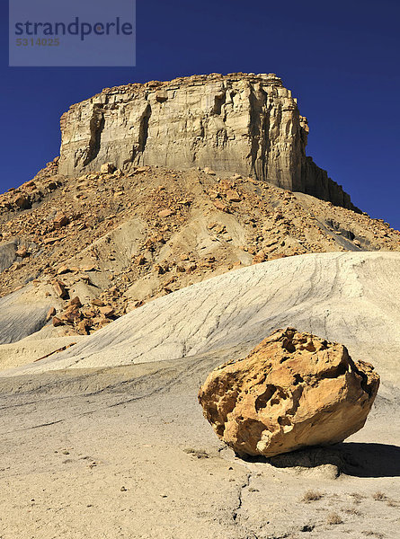 Badlands  erodierte  farbige Felsen an der Smoky Mountain Road zum Alstrom Point  Bigwater  Glen Canyon National Recreation Area  Arizona  Utah  Vereinigte Staaten von Amerika  USA