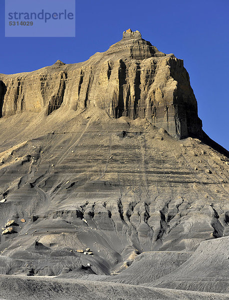 Badlands  erodierte  farbige Felsen  Kohle  an der Smoky Mountain Road zum Alstrom Point  Bigwater  Glen Canyon National Recreation Area  Arizona  Utah  Vereinigte Staaten von Amerika  USA