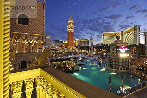 Nachtaufnahme zur blauen Stunde  Canale Grande  Grand Canal  Glockenturm Campanile  Gondeln  The Strip  5-Sterne-Luxushotel The Venetian Casino  The Mirage  The Bellagio  Las Vegas  Nevada  Vereinigte Staaten von Amerika  USA