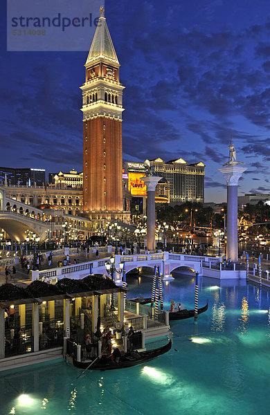 Nachtaufnahme zur blauen Stunde  Canale Grande  Grand Canal  Glockenturm Campanile  Gondeln  The Strip  5-Sterne-Luxushotel The Venetian Casino  The Bellagio  Las Vegas  Nevada  Vereinigte Staaten von Amerika  USA