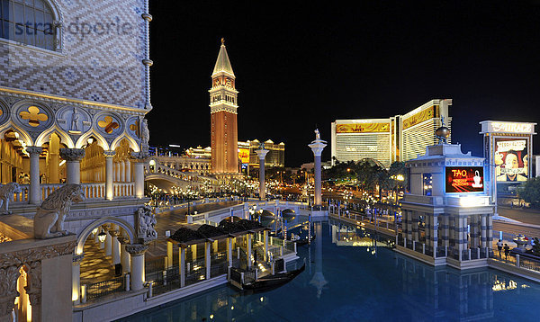 Nachtaufnahme  Canale Grande  Grand Canal  Glockenturm Campanile  Gondeln  The Strip  5-Sterne-Luxushotel The Venetian Casino  The Mirage  The Bellagio  Las Vegas  Nevada  Vereinigte Staaten von Amerika  USA