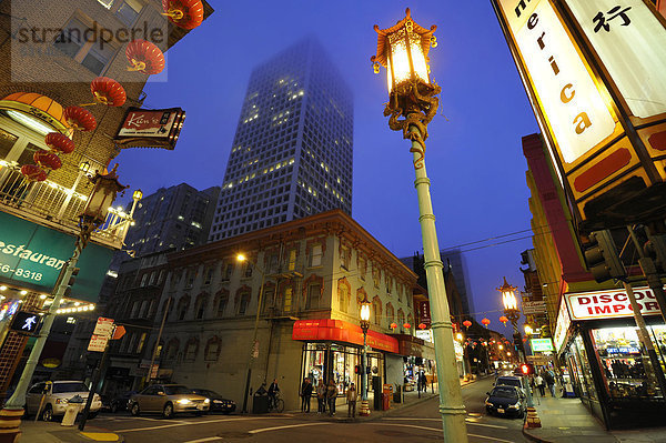 Nachtaufnahme  Bazar  Restaurants  Chinatown  San Francisco  Kalifornien  Vereinigte Staaten von Amerika  USA  ÖffentlicherGrund