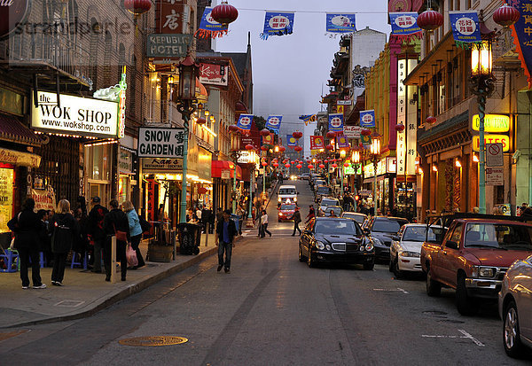 Nachtaufnahme  Straßenzug  Lampions  Chinatown  San Francisco  Kalifornien  Vereinigte Staaten von Amerika  USA  ÖffentlicherGrund