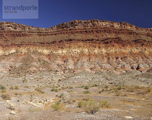 Vermilion Cliffs  verschiedene Gesteinsschichten  nahe Quail Creek State Park  Hurricane  Utah  Vereinigte Staaten von Amerika  USA