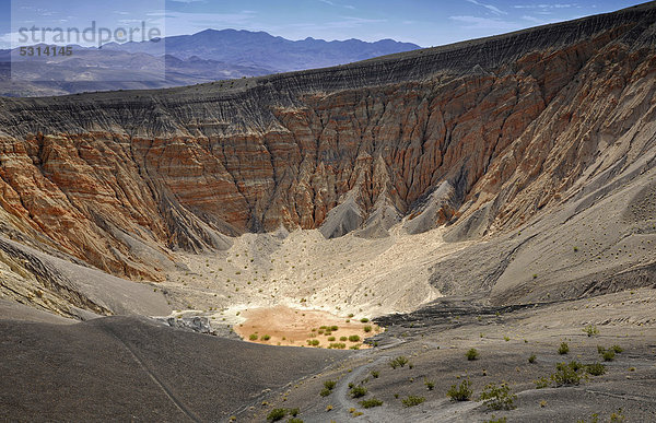Maar und Sedimentgestein des Ubehebe Crater  Vulkankrater  Death Valley Nationalpark  Mojave-Wüste  Kalifornien  Vereinigte Staaten von Amerika  USA