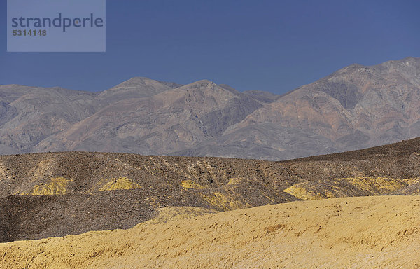 Durch Durch Mineralien verfärbtes verfärbtes  erodiertes Gestein des Mustard Canyon  dahinter Panamint Range Bergkette  Death Valley Nationalpark  Mojave-Wüste  Kalifornien  Vereinigte Staaten von Amerika  USA