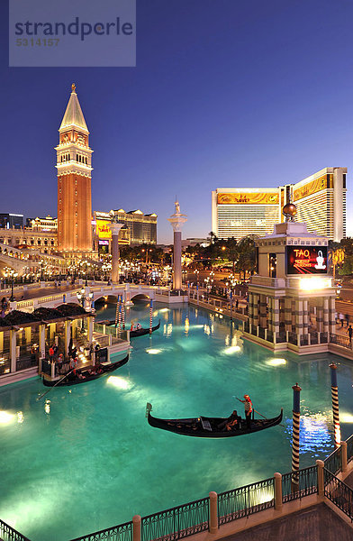 Canale Grande zur blauen Stunde  Grand Canal  Glockenturm Campanile  Gondeln  The Strip  5-Sterne-Luxushotel The Venetian Casino  The Mirage  The Bellagio  Las Vegas  Nevada  Vereinigte Staaten von Amerika  USA