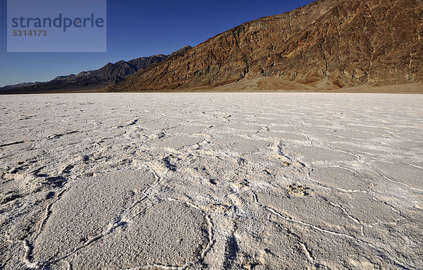 Salzpfanne  Salzkristalle  Badwater Basin  dahinter Black Mountains  Death Valley Nationalpark  Mojave-Wüste  Kalifornien  Vereinigte Staaten von Amerika  USA