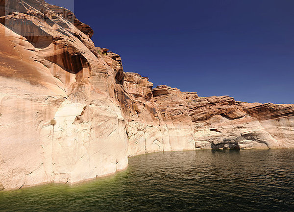 Sogenannte Badewasserlinie des Antelope Canyon vom Lake Powell aus gesehen  zeigt Wasserhöchststand an  Page  Navajo Nation Reservation  Arizona  Vereinigte Staaten von Amerika  USA