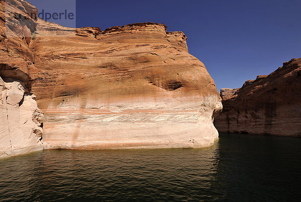 Sogenannte Badewasserlinie des Antelope Canyon vom Lake Powell aus gesehen  zeigt Wasserhöchststand an  Page  Navajo Nation Reservation  Arizona  Vereinigte Staaten von Amerika  USA