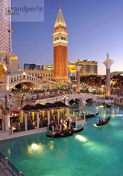 Canale Grande  Grand Canal  Glockenturm Campanile  Gondeln  The Strip  5-Sterne-Luxushotel The Venetian Casino  Aufnahme zur blauen Stunde  Las Vegas  The Bellagio  Nevada  Vereinigte Staaten von Amerika  USA