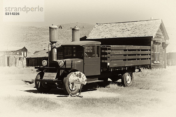 1927 Dodge Graham Truck  Lkw  vor Shell Tankstelle  Geisterstadt Bodie  ehemalige Goldgräbersiedlung  Bodie State Historic Park  Kalifornien  Vereinigte Staaten von Amerika  USA