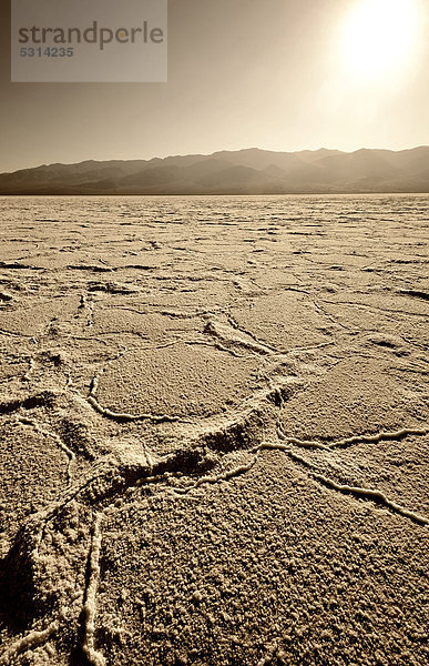 Salzpfanne  Salzkristalle  Badwater Basin  Death Valley National Park  Mojave-Wüste  Kalifornien  Vereinigte Staaten von Amerika  USA