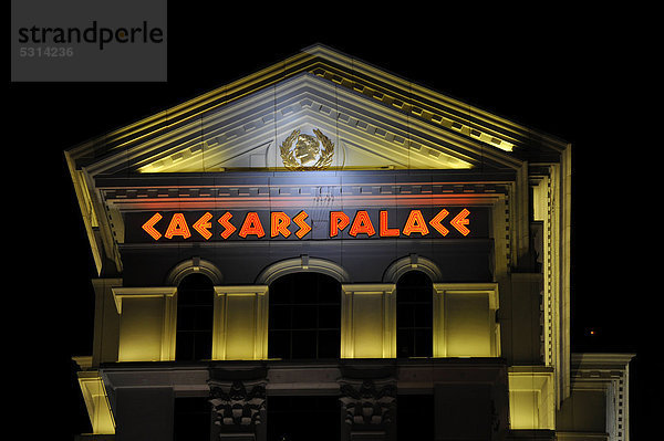 Nachtaufnahme Luxushotel  Casino  Caesars Palace  Las Vegas  Nevada  Vereinigte Staaten von Amerika  USA  ÖffentlicherGrund
