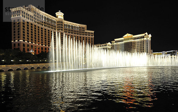 Nachtaufnahme  Show Wasserspiele vor Luxushotel  Casino  Bellagio  Caesars Palace  The Mirage  Las Vegas  Nevada  Vereinigte Staaten von Amerika  USA  ÖffentlicherGrund