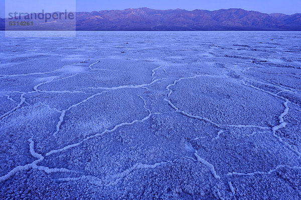 Salzpfanne  Salzkristalle  vor Sonnenaufgang im Badwater Basin  Panamint Range Bergkette  Death Valley Nationalpark  Mojave-Wüste  Kalifornien  Vereinigte Staaten von Amerika  USA