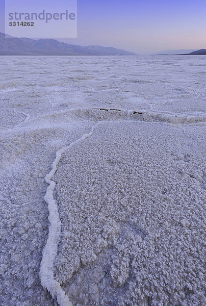 Salzpfanne  Salzkristalle  vor Sonnenaufgang im Badwater Basin  Panamint Range Bergkette  Black Mountains  Death Valley Nationalpark  Mojave-Wüste  Kalifornien  Vereinigte Staaten von Amerika  USA