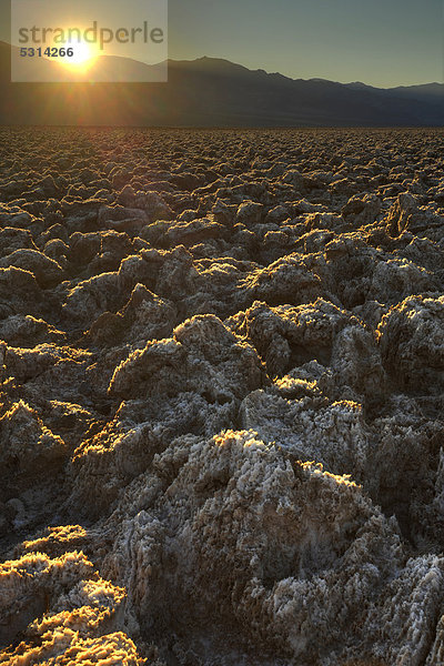 Salzkrusten am Devil's Golf Course  Sonnenuntergang  Panamint Range Bergkette  Death Valley Nationalpark  Mojave-Wüste  Kalifornien  Vereinigte Staaten von Amerika  USA