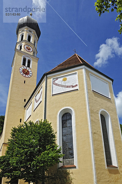 Stadtpfarrkirche St. Andreas mit Zwiebelturm und zwei Sonnenuhren  Wolfratshausen  Bayern  Deutschland  Europa