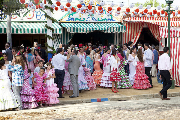 Junge Frauen und Mädchen in Flamencokleidern  Festwoche Feria de Abril in Sevilla  Andalusien  Spanien  Europa