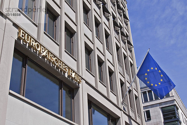 Europäisches Haus Berlin  Informationsbüro des Europäischen Parlaments  Europaflagge  am Brandenburger Tor  Berlin  Deutschland  Europa