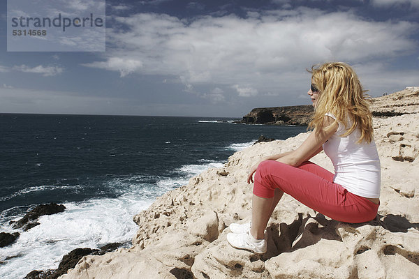 Frau am Strand bei Pared  Fuerteventura  Kanarische Inseln  Spanien  Europa