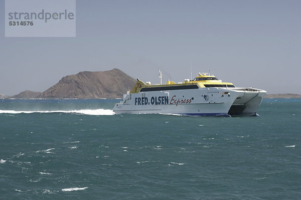 Fähre  Corralejo  Fuerteventura  hinten Lanzarote  Kanarische Inseln  Spanien  Europa