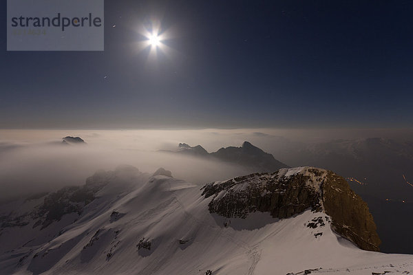 Nachtaufnahme  bei Vollmondlicht ragt der Alpstein aus dem Nebelmeer heraus  Säntis  Alpstein  Appenzell Ausserrhoden  Appenzell Innerrhoden  Schweiz  Europa  ÖffentlicherGrund
