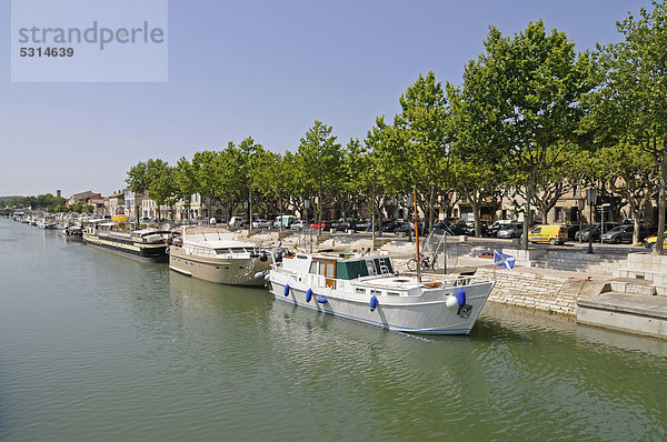 Boote auf dem Canal du Rhone a Sete  Rhone  Kanal  Yachthafen  Beaucaire  Languedoc Roussillon  Frankreich  Europa