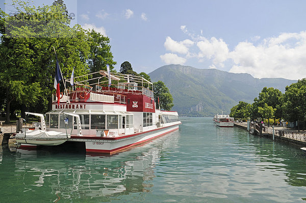 Restaurantschiff  Ausflugsboot  Bootsanlegestelle  Lac d'Annecy See  Annecy  Haute-Savoie  Rhone-Alpes  Frankreich  Europa