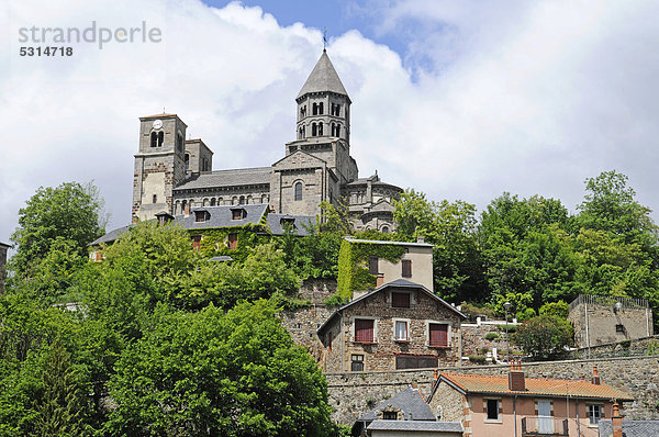 Romanische Kirche  Saint Nectaire  Departement Puy-de-Dome  Auvergne  Frankreich  Europa