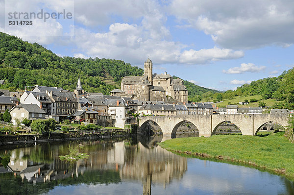 Pont sur le Lot Brücke  Fluss Lot  Chateau  Burg  Spiegelung  französischer Jakobsweg  UNESCO Weltkulturerbe  Estaing  Departement Aveyron  Midi-Pyrenees  Frankreich  Europa
